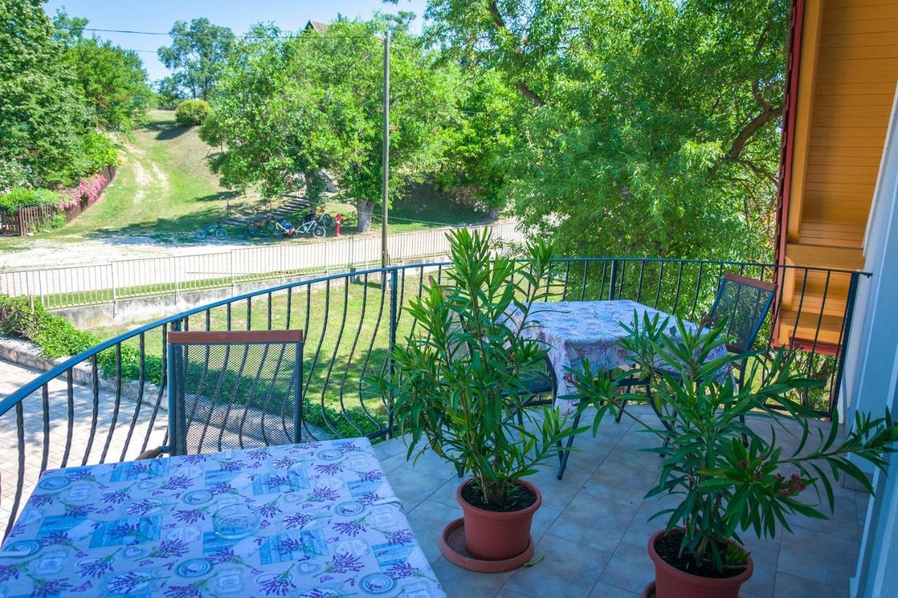Tulipan Vendeghaz Hotel Orvenyes Bagian luar foto